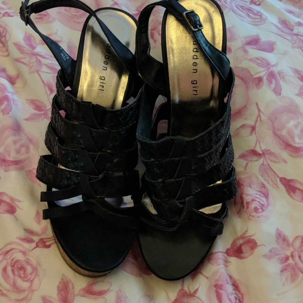 Black wedges